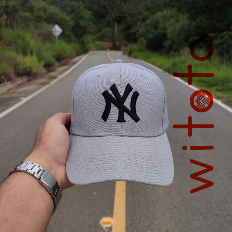 GORRA YANKEES GRIS LOGO NEGRO